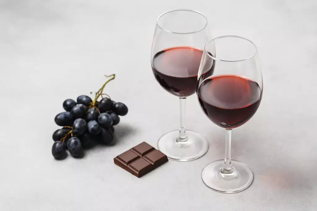 Copas de vino tinto con elementos naturales que reflejan el contenido en taninos